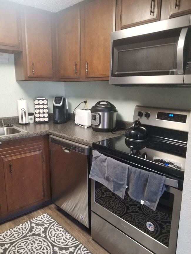 Foto del edificio - 2 bedroom, 1 full bath and one half bath two story duplex near parks and trails