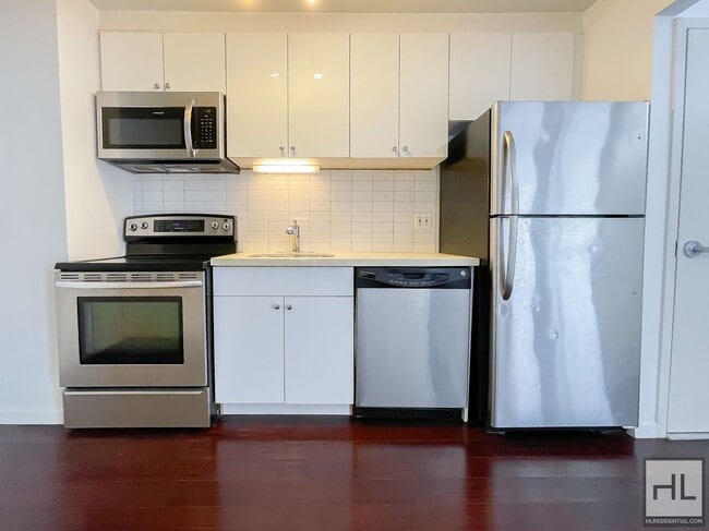 Foto del edificio - STANHOPE STREET / Spacious 1-Bed 1-Bath / ...