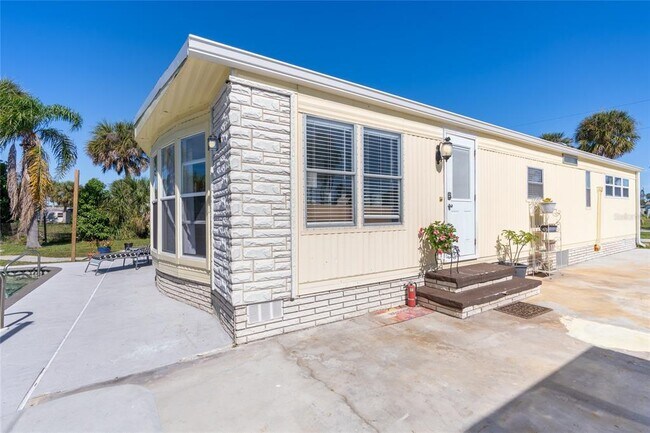 Foto del edificio - 8243 Pinetree Ln