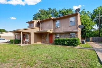 Building Photo - 2425 Lakeview Cir