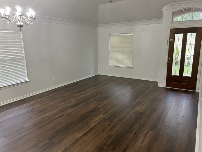 Foto del edificio - 3110 Keithwood Dr