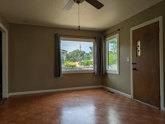Foto del edificio - 1658 Childs Ave