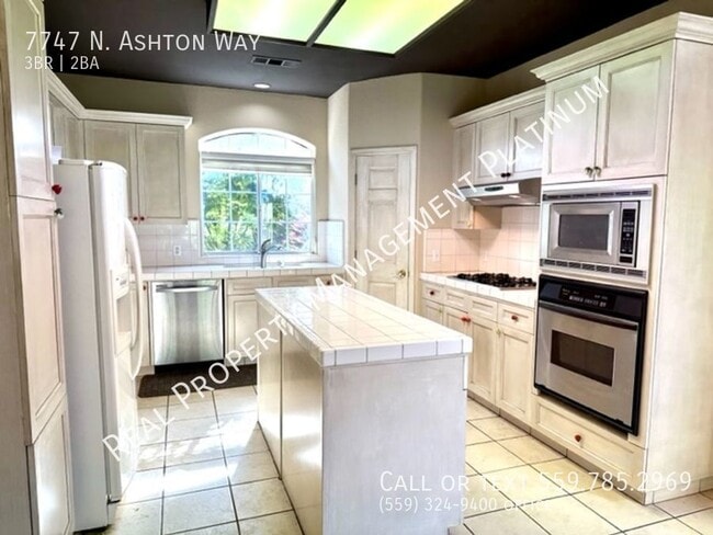 Building Photo - $2,695 New Park Place Gated Community & Po...