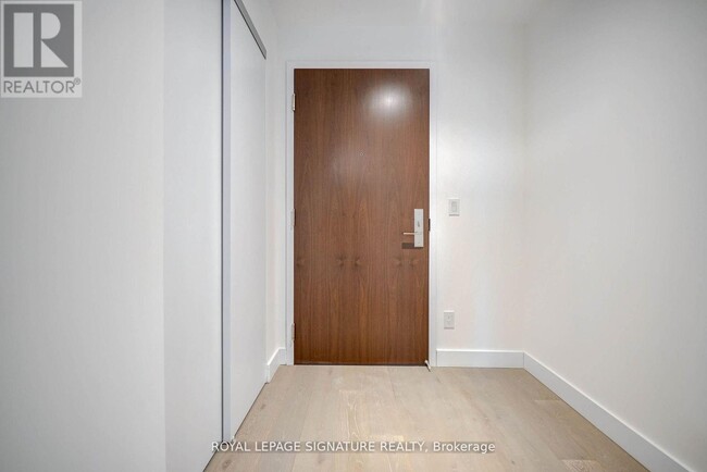 Building Photo - 160-160 Kingsway Crescent