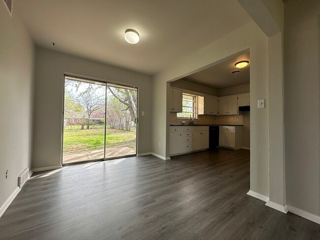 Building Photo - 904 Westchester Dr