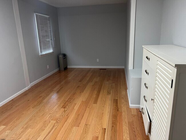 Building Photo - 37 Pineview Ave
