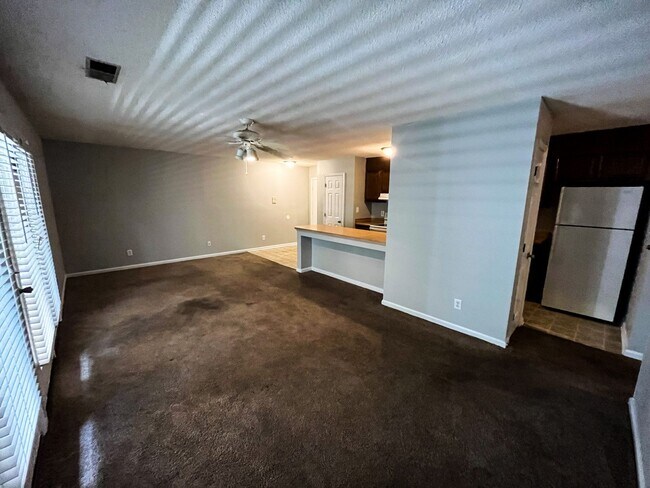 Building Photo - Cozy Greensboro Condo - 2 Bedrooms, 2 Full...