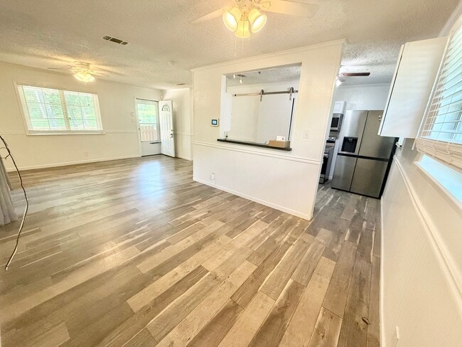Building Photo - 22675 Lakeway Harbor Dr