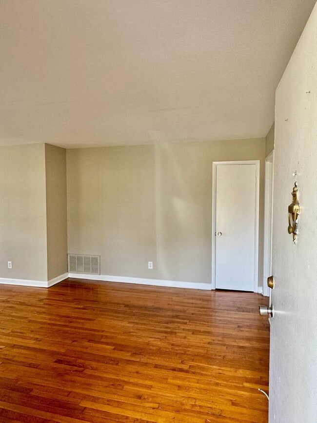 Foto del edificio - Charming 3-Bedroom Brick Home with Beautiful Hardwoods!