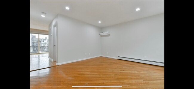Foto del edificio - 451 E 8th St