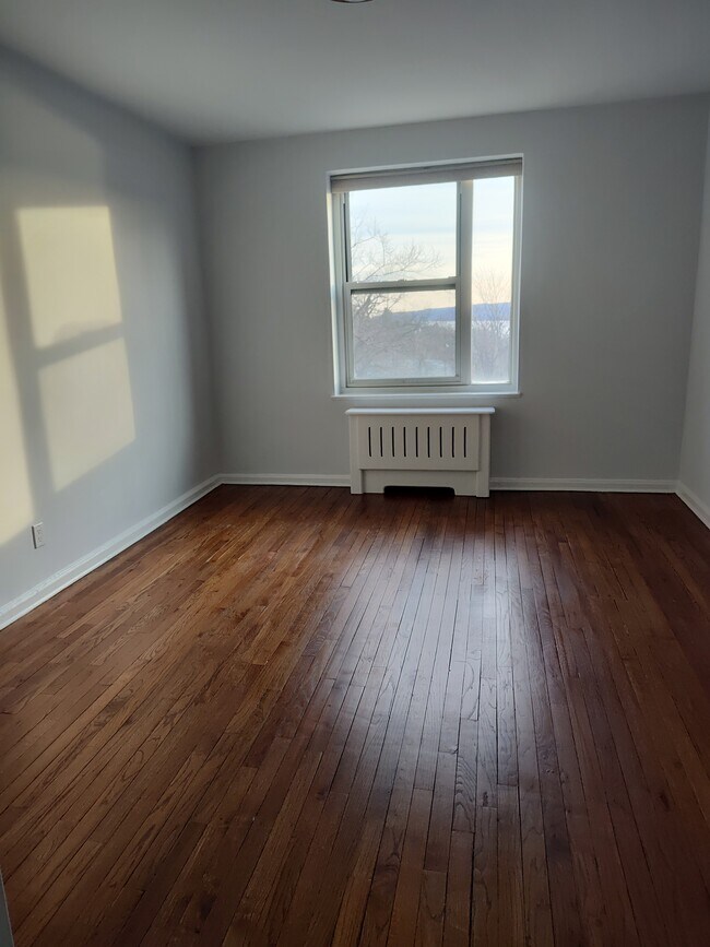Bedroom with big closet - 565 Broadway
