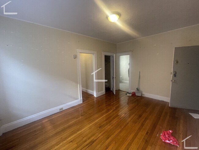 Building Photo - 220 Kelton St