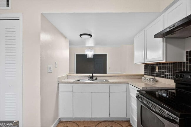 Building Photo - 6071 Regent Manor