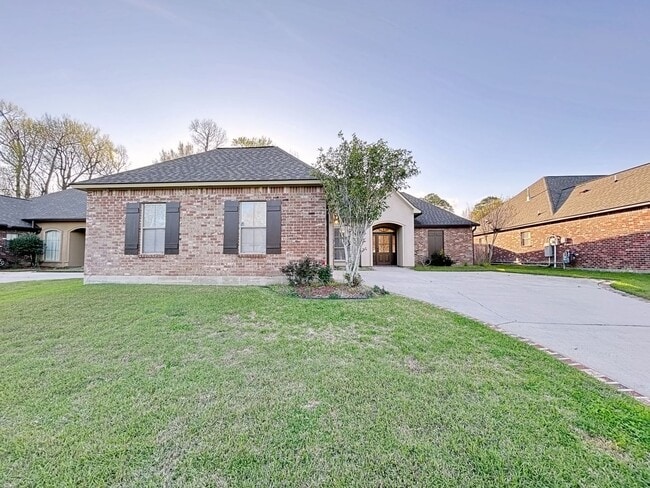 Building Photo - Beautiful Three Bedroom Home with a Split ...