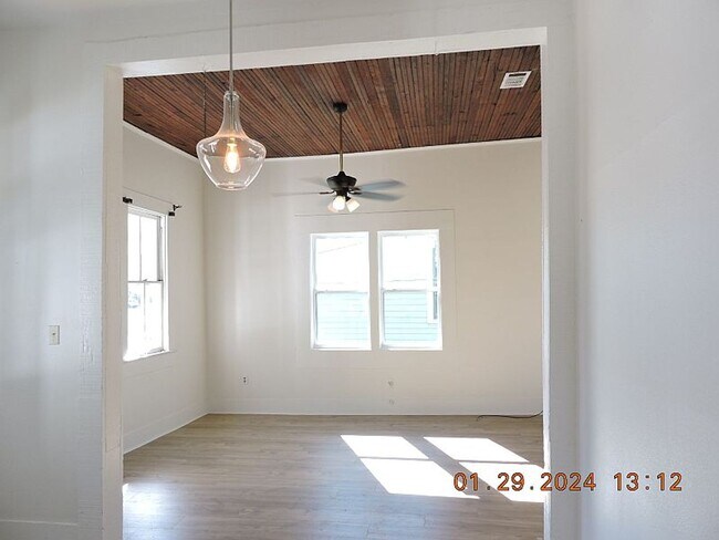 Foto del edificio - Great Garden District Cottage
