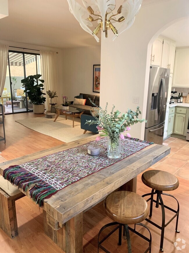 Main dining area -  open layout - 511 N Jackson St