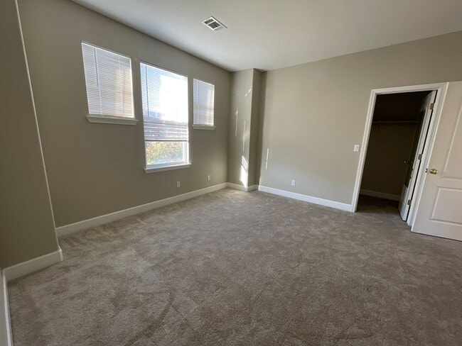 Building Photo - STUNNING SPACIOUS 5 BEDROOM HOME IN CONCOR...