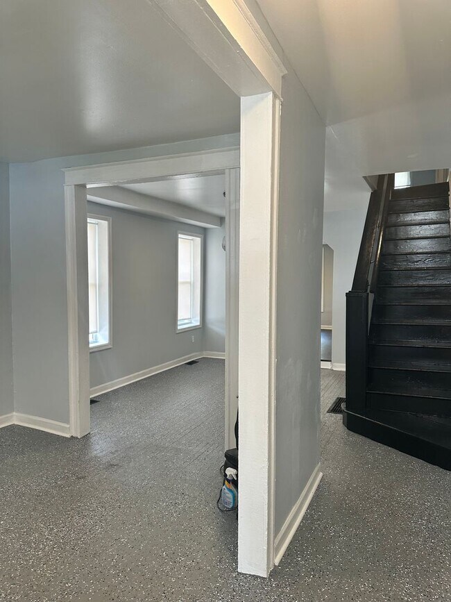 Foto del edificio - Spacious, Corner Home, Central Air, W/D Hook-Up! Available Now!