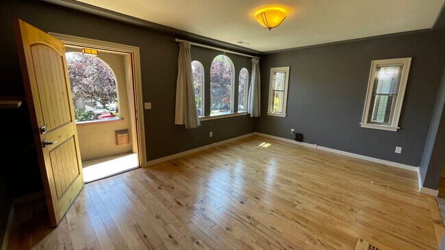 Foto del edificio - Great 2 bed 2 bath duplex, Mission style h...