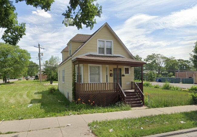 Building Photo - 305 W 95th St