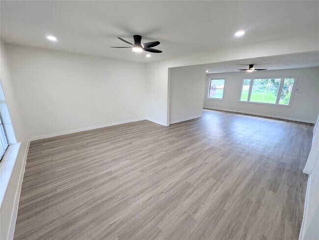 Building Photo - 2307 E Martha Ln