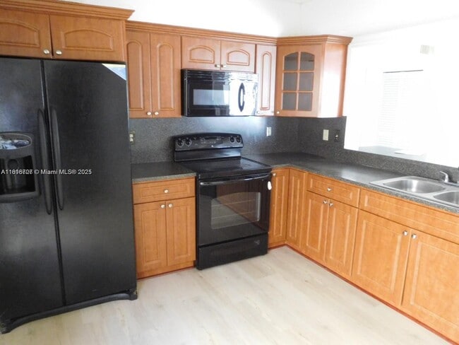 Foto del edificio - 323 Ives Dairy Rd