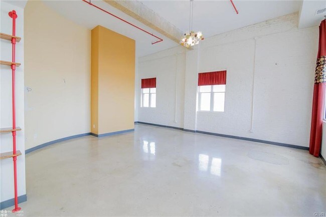 Building Photo - 128 N 8th St