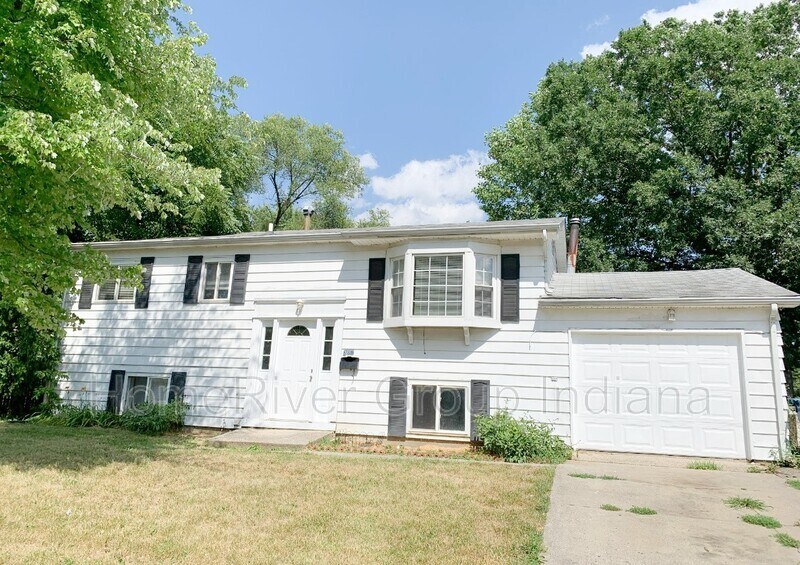 Primary Photo - 3867 Richelieu Rd