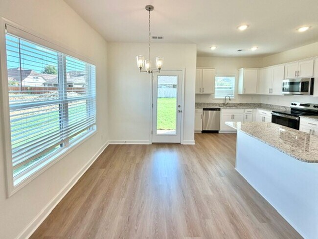Foto del edificio - 105 Summer Rose Ln