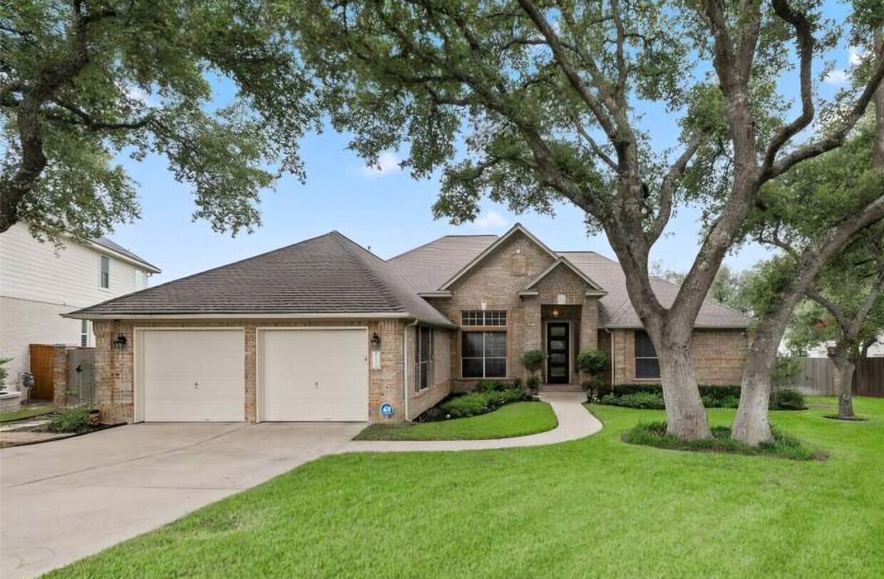 Foto principal - Gorgeous 4/BR 3/BA One-Level Home with Mod...