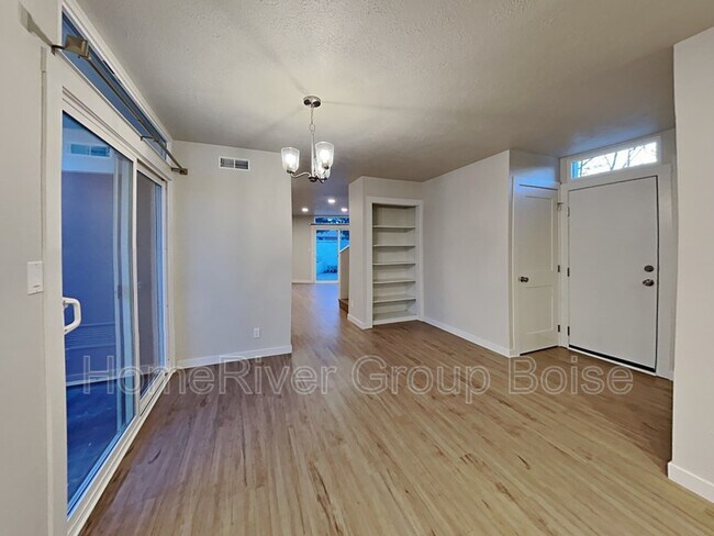 Foto del edificio - 2435 Cherry Ln