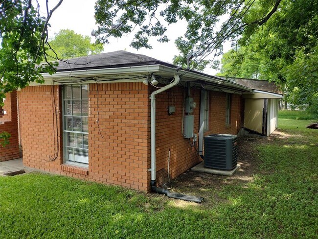 Building Photo - 4417 Bennington St