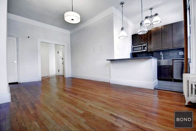 Building Photo - 300 Bleecker St