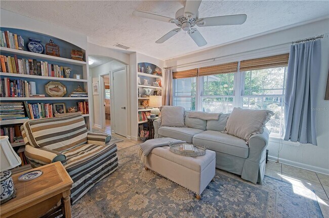 Building Photo - Annual unfurnished 2 bed /1 bath house ava...