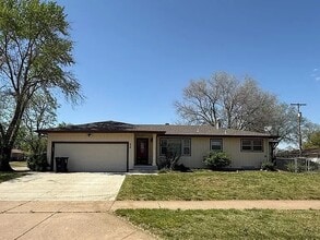 Building Photo - 829 La Shelle Ln