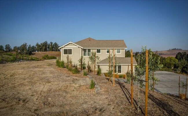 Foto del edificio - Modern Country Home in Petaluma – 4 Bed, 3...