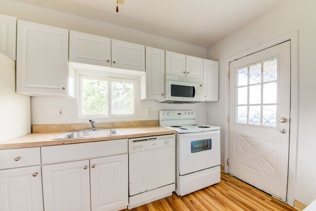 Foto del edificio - Available August 2026 - Renovated 2 Bedroom Home in Duquesne Heights!