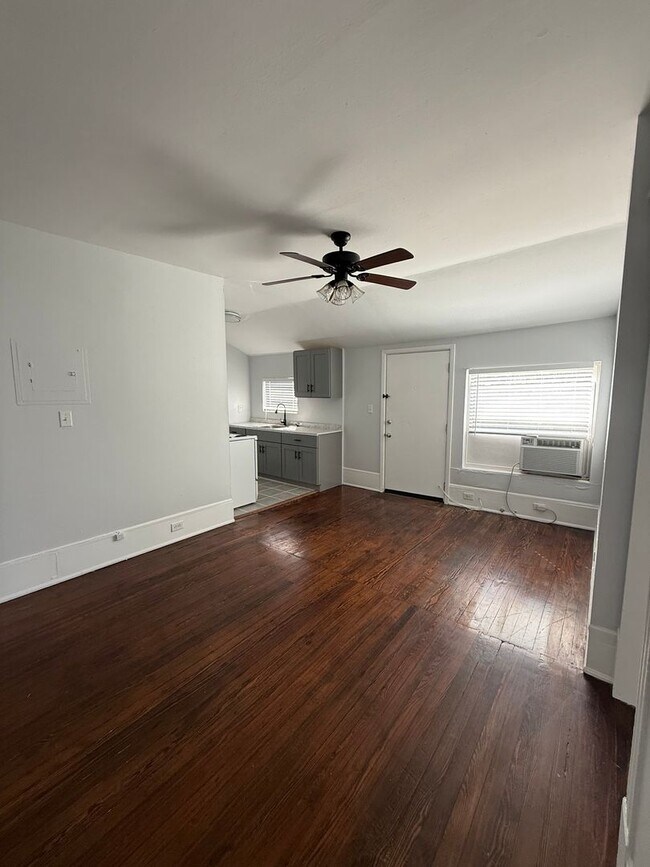 Foto del edificio - Super cool Apartment in Historic Home Near Downtown