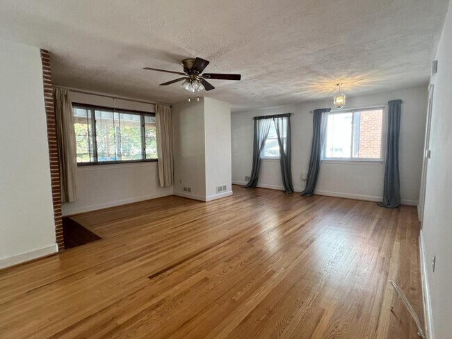 Foto del edificio - 817 Davis Ave