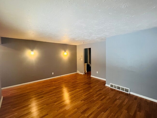 Building Photo - 11320 Linnet Ave