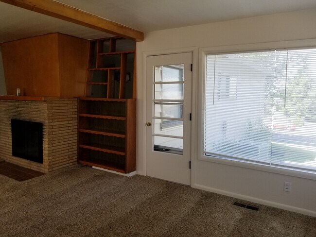 Building Photo - CHRISTMAS SPECIAL - FREE DECEMBER RENT