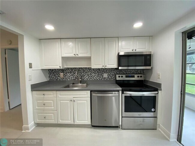 Building Photo - 33 Abbey Ln