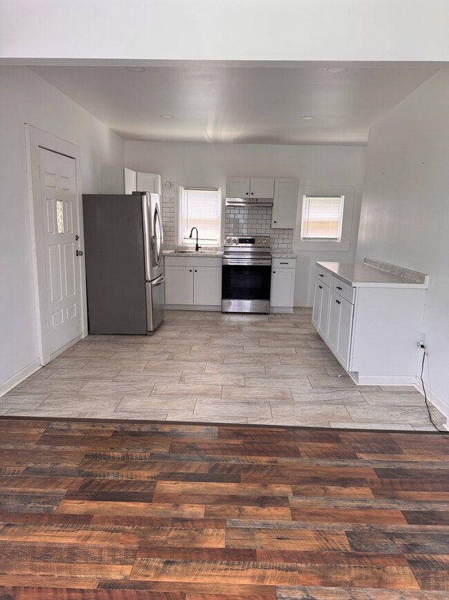 Building Photo - 3 Bedroom || 1 Bathroom Single Family Home