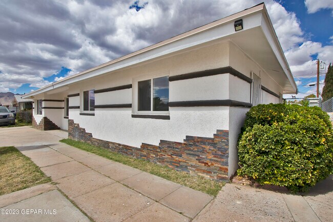 Building Photo - 5703 Wren Ave