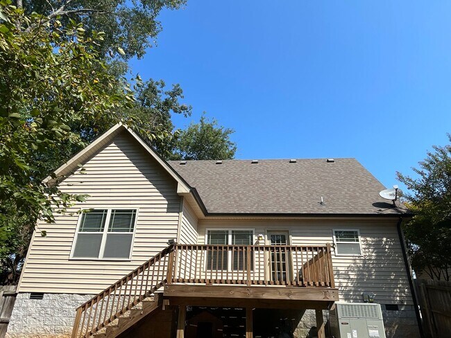 Building Photo - Well-Maintained 3 Bedroom, 2 Bath Home wit...