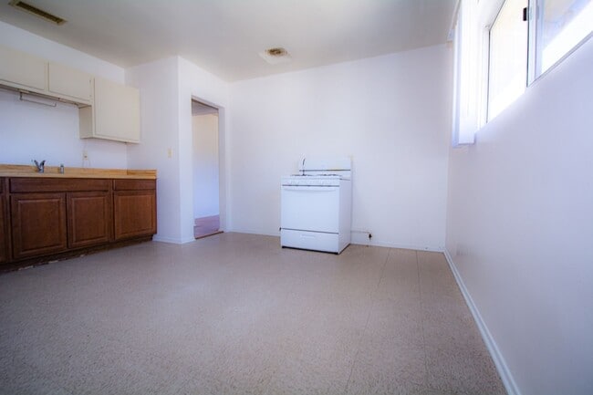 Building Photo - 308 N Azusa Ave