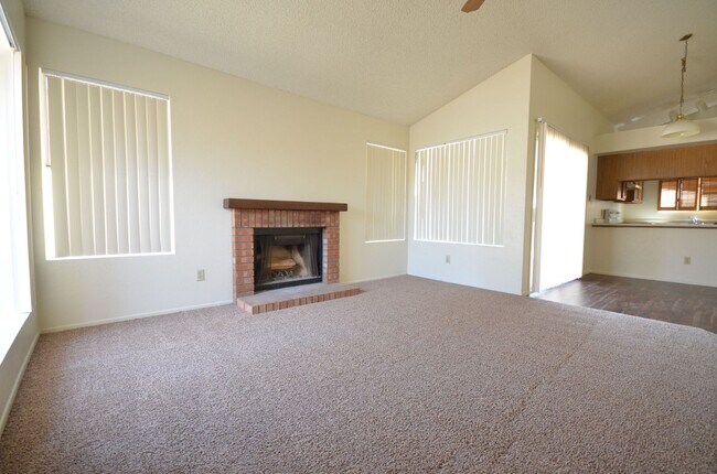 Foto del edificio - BEAUTIFUL, SPACIOUS 2 BED AND 2 BATH HOME IN CHANDLER