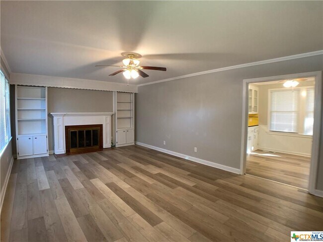 Foto del edificio - 564 Laurel Ln
