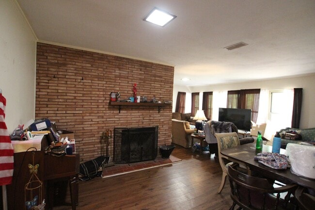 Building Photo - Coming Soon! Spacious 4 Bedroom 2 Bath Home!