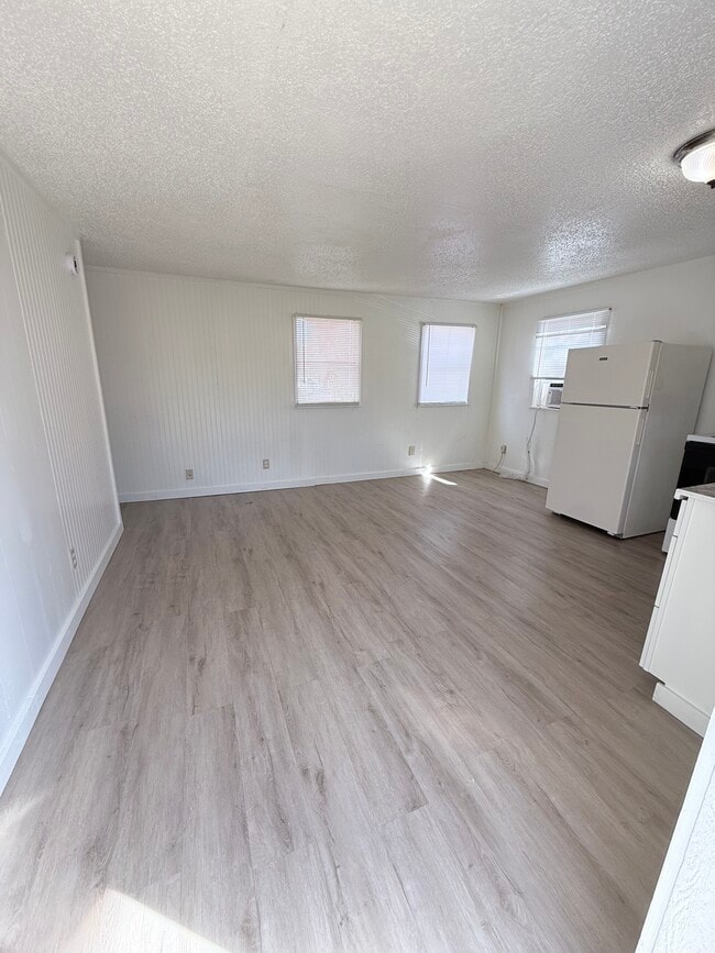 Building Photo - 215 Weeks Rd